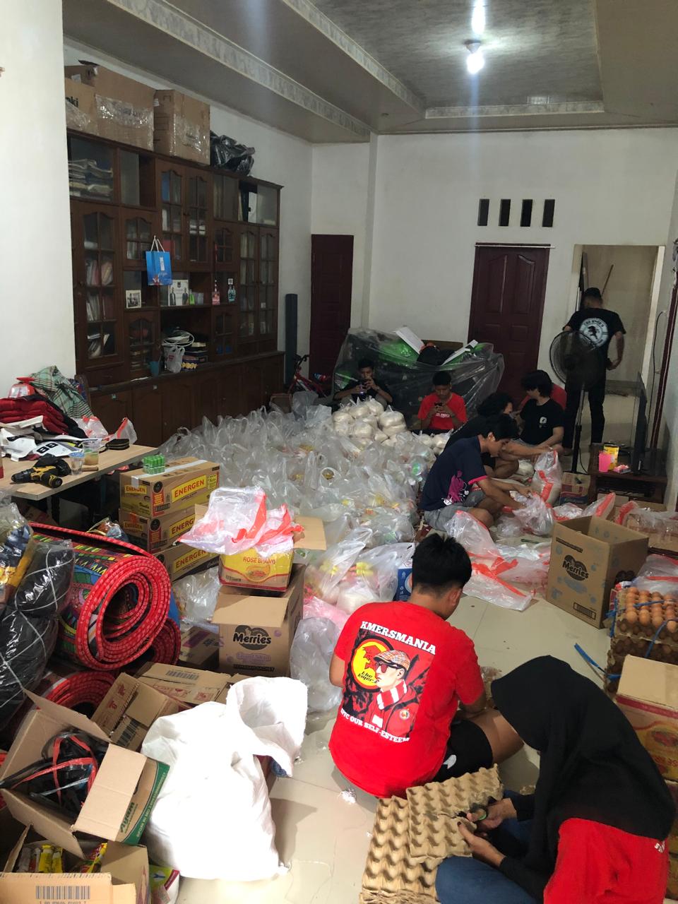 Bantuan yang berhasil digalang suporter Arema FC, Arema Mania yang bakal didistribusikan supporter Semen Padang FC keada korban bencana alam di Sumatera Barat. [Foto: Dok. Kabapedia]